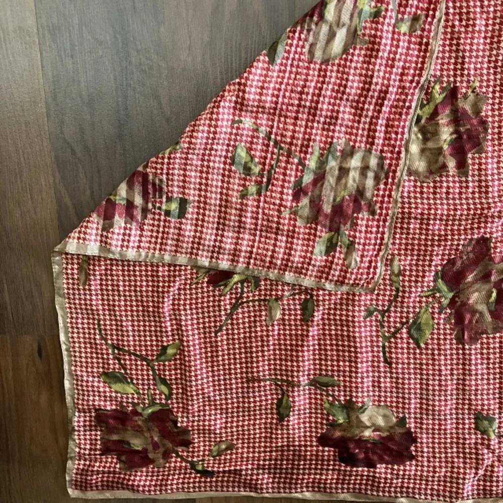 Ralph Lauren Vintage Houndstooth Rose 100% Printed Silk Red Gold Scarf 21”x21”.